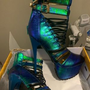 FUN BOOTIE!!! Iridescent green platform size 8